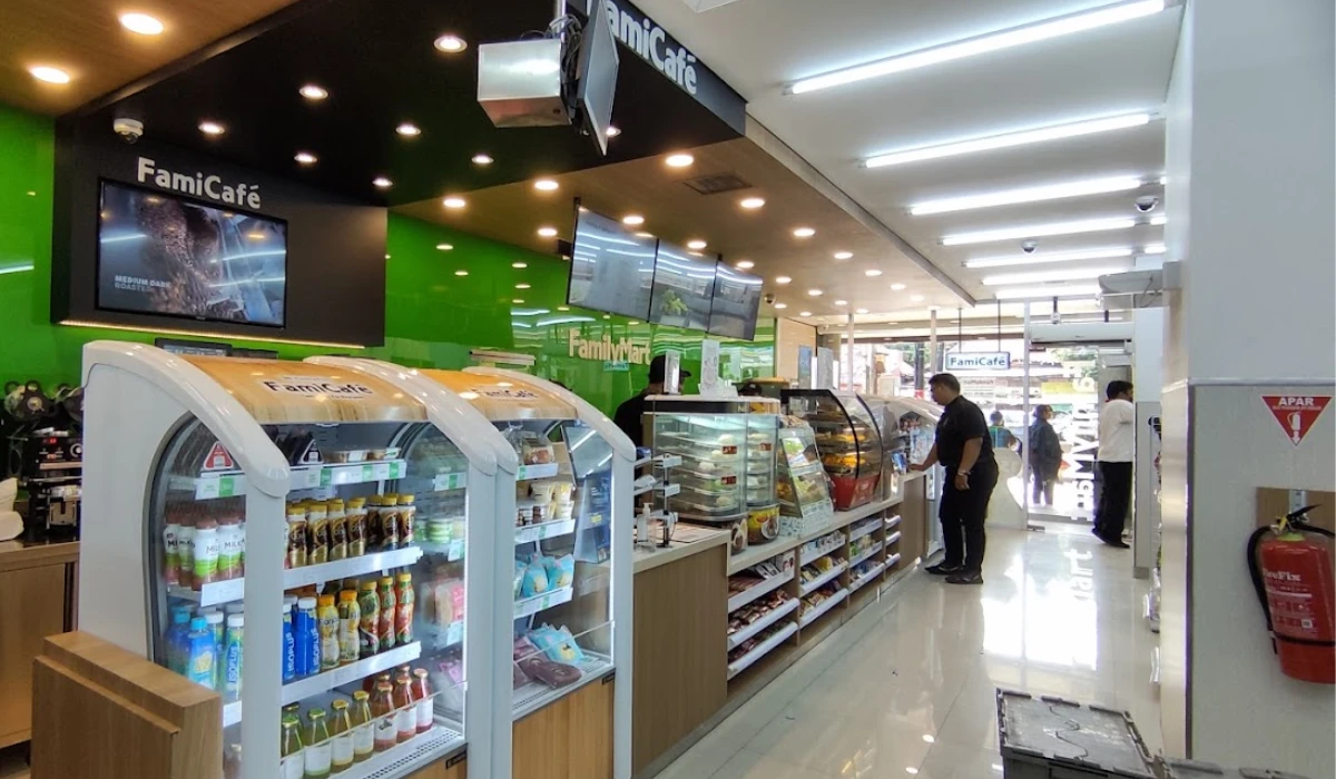 Gaji Karyawan Family Mart Surabaya, Tangerang, Malang, Bekasi, dan Bogor
