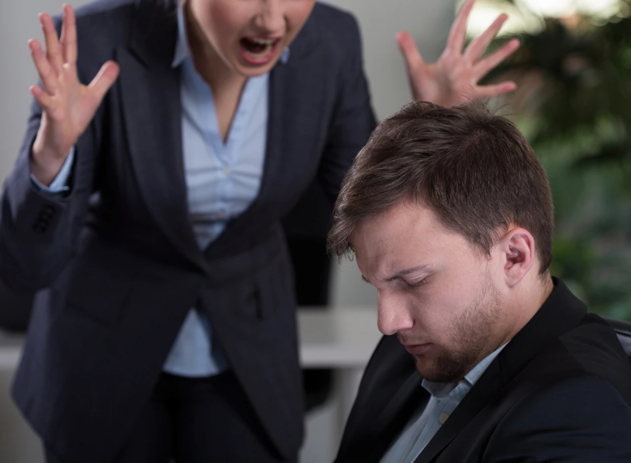 15 Contoh Kesalahan Berat Karyawan dan Aturan Hukumnya