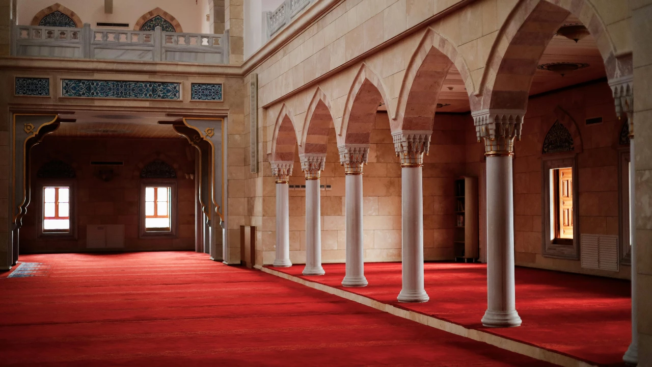 Cara Membersihkan Karpet Masjid agar Tetap Bersih, Harum, dan Nyaman untuk Ibadah