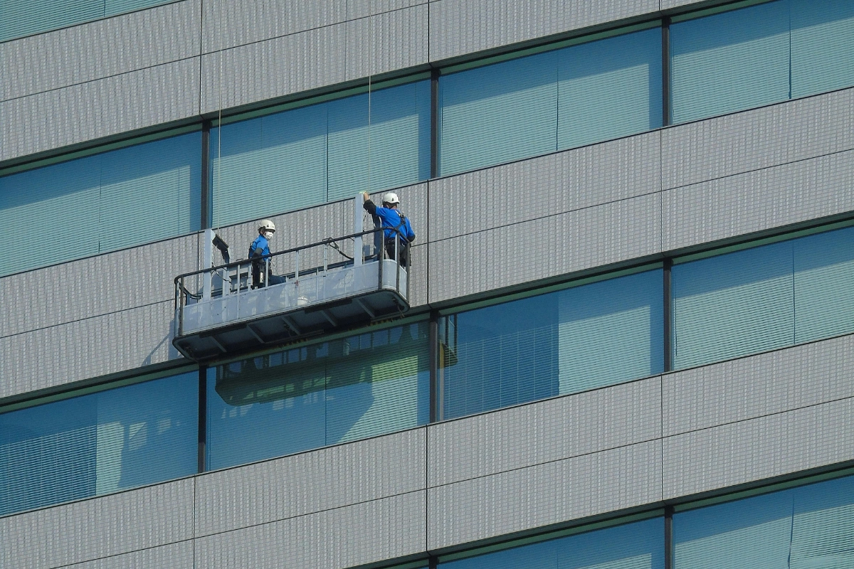 Gaji Pembersih Kaca Gedung di Indonesia dan Luar Negeri